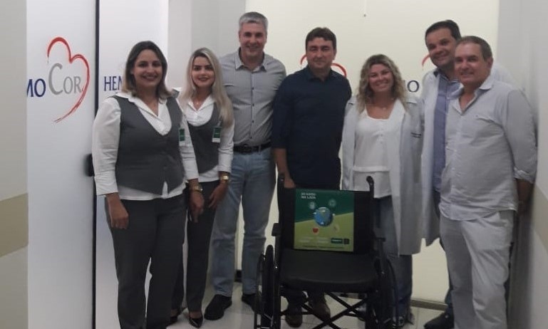 Unimed Andradina entrega cadeira de rodas para o Hemocori