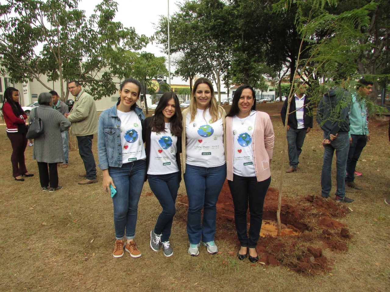 Unimed Andradina participa de plantio de árvores