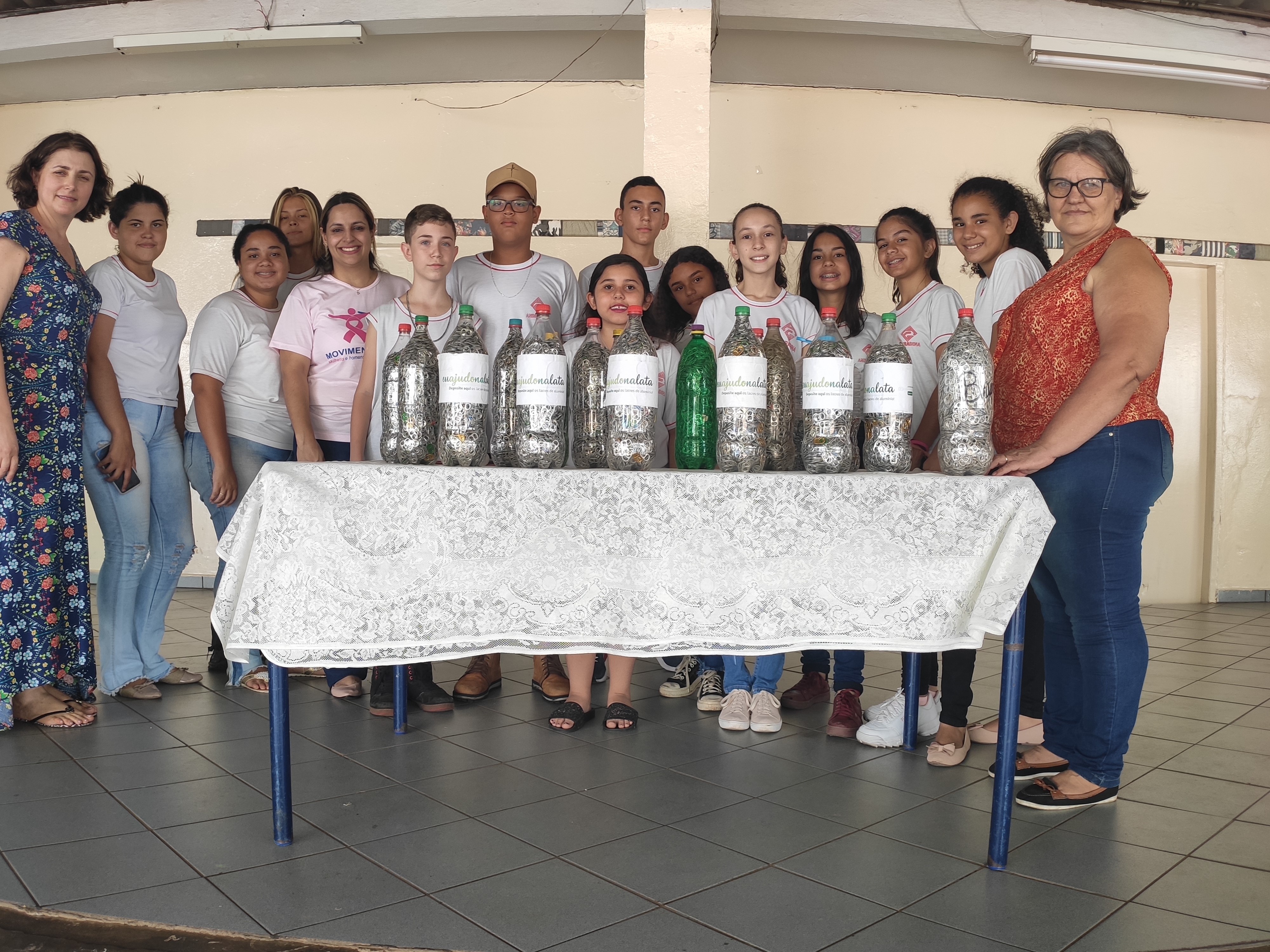Alunos da Escola Estadual Álvaro Guião doam lacres para a Campanha Eu Ajudo na Lata da Unimed Andradina