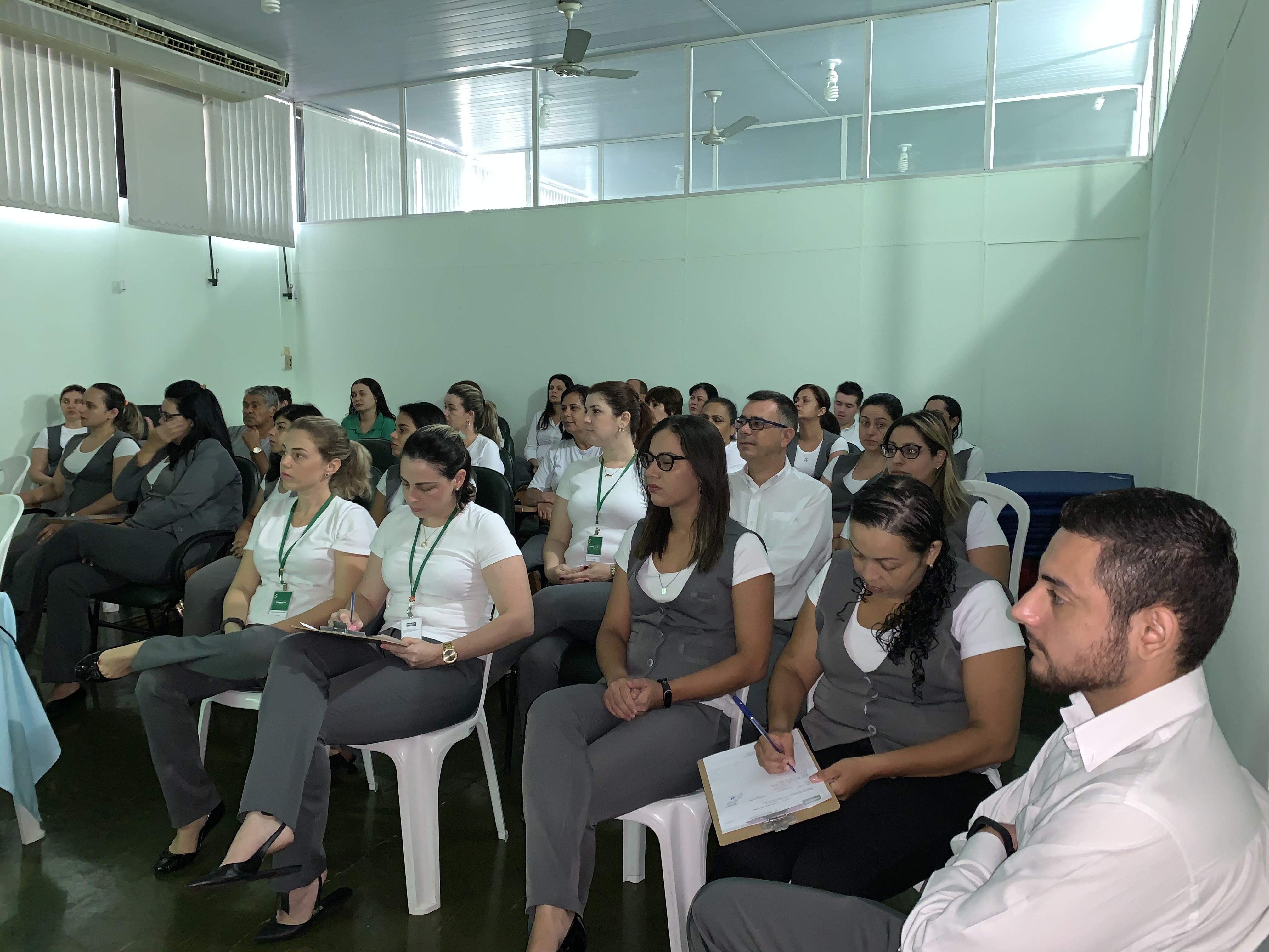 Colaboradores da Unimed Andradina participam de Palestra sobre Cuidados com a Postura