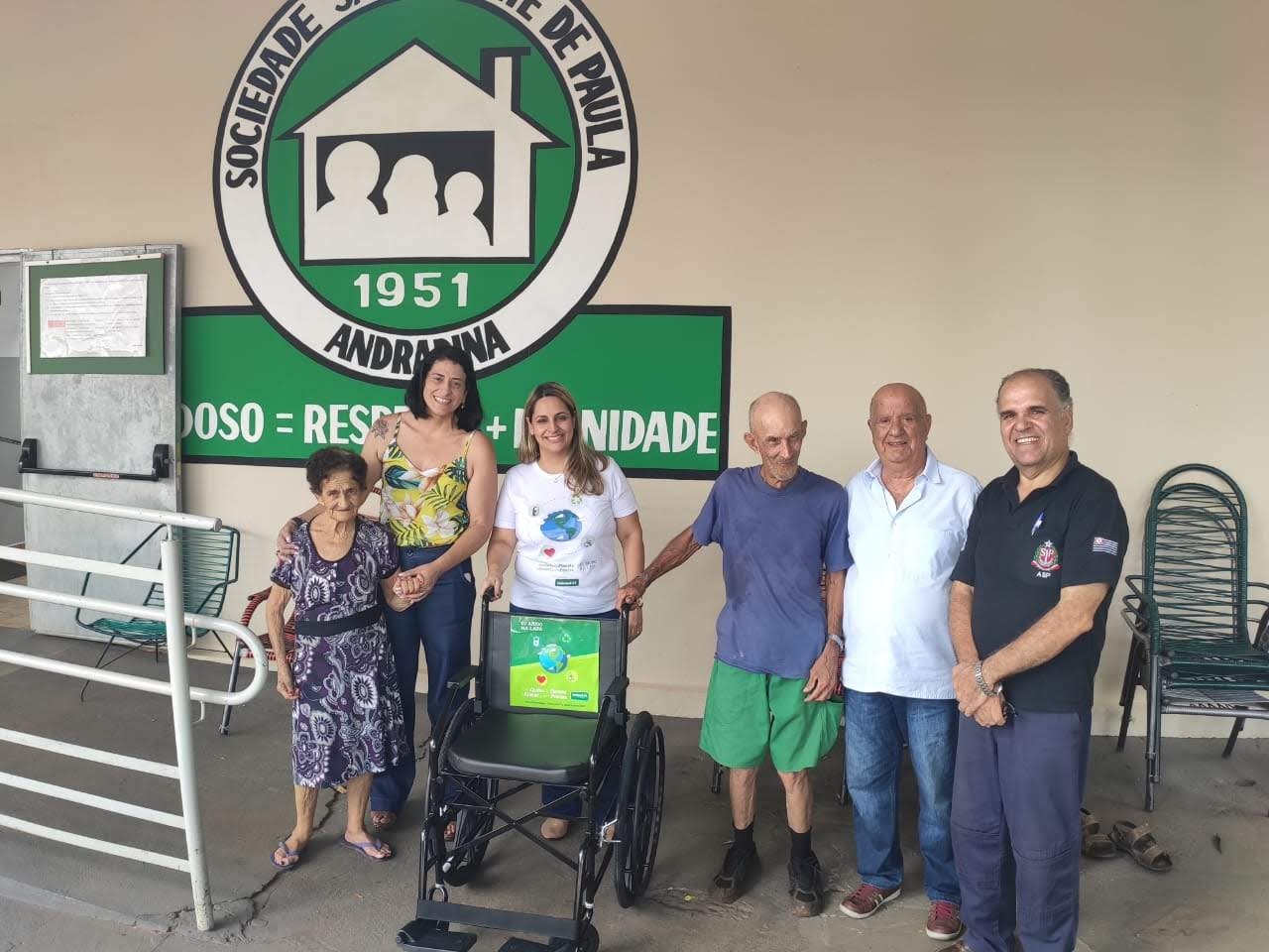 Unimed Andradina entrega cadeira de rodas para Asilo São Vicente de Paula