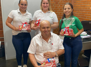 Unimed Andradina presenteia colaboradores com caixas de chocolate