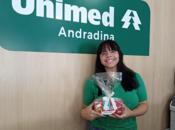 Unimed Andradina presenteia colaboradores com caixas de chocolate