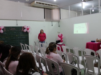 Colaboradoras da Unimed Andradina participam de palestra sobre câncer